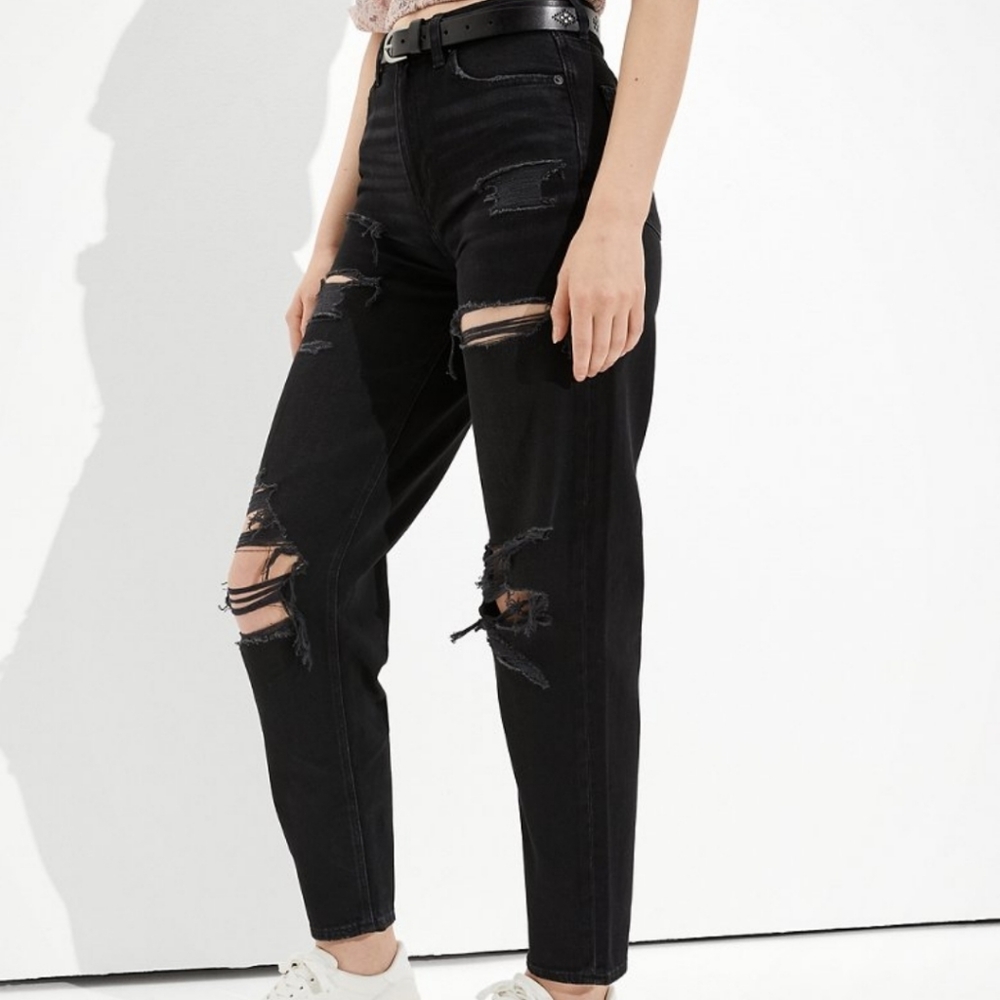 American Eagle Ripped Relaxed Mom Jean X-Short